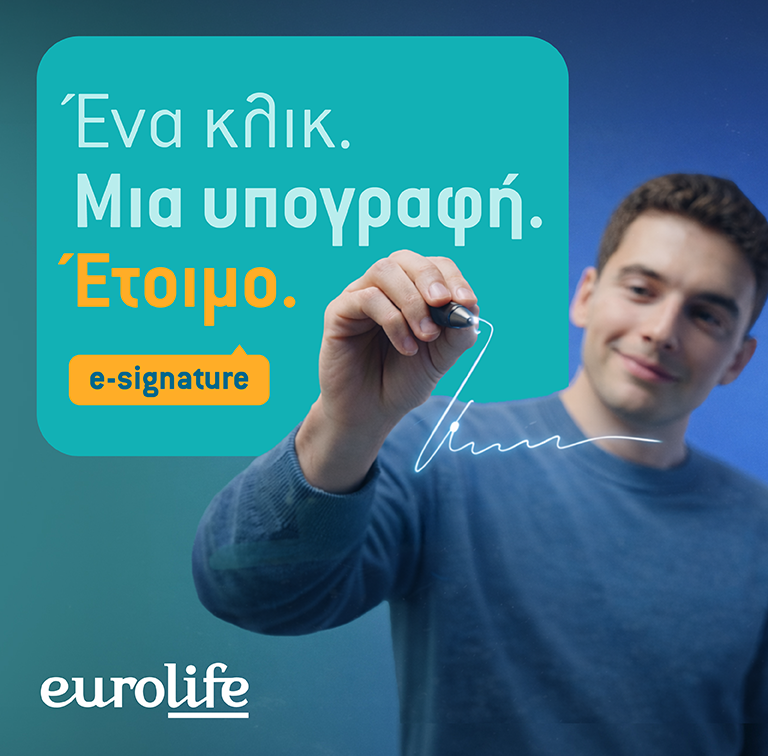 Άνδρας κρατάει πένα στο χέρι