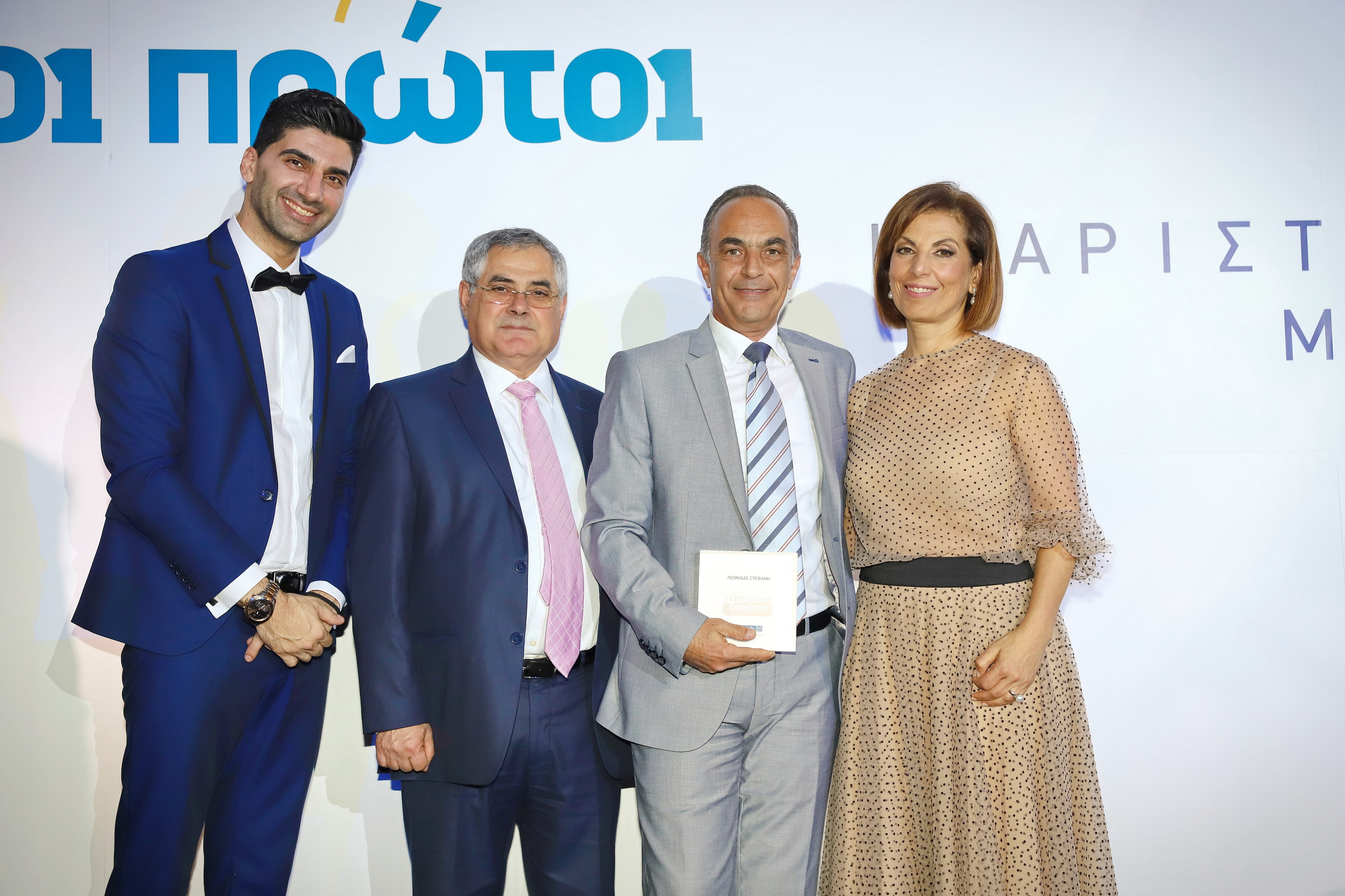 Ομαδική φωτογραφία στελεχών της EuroLife.