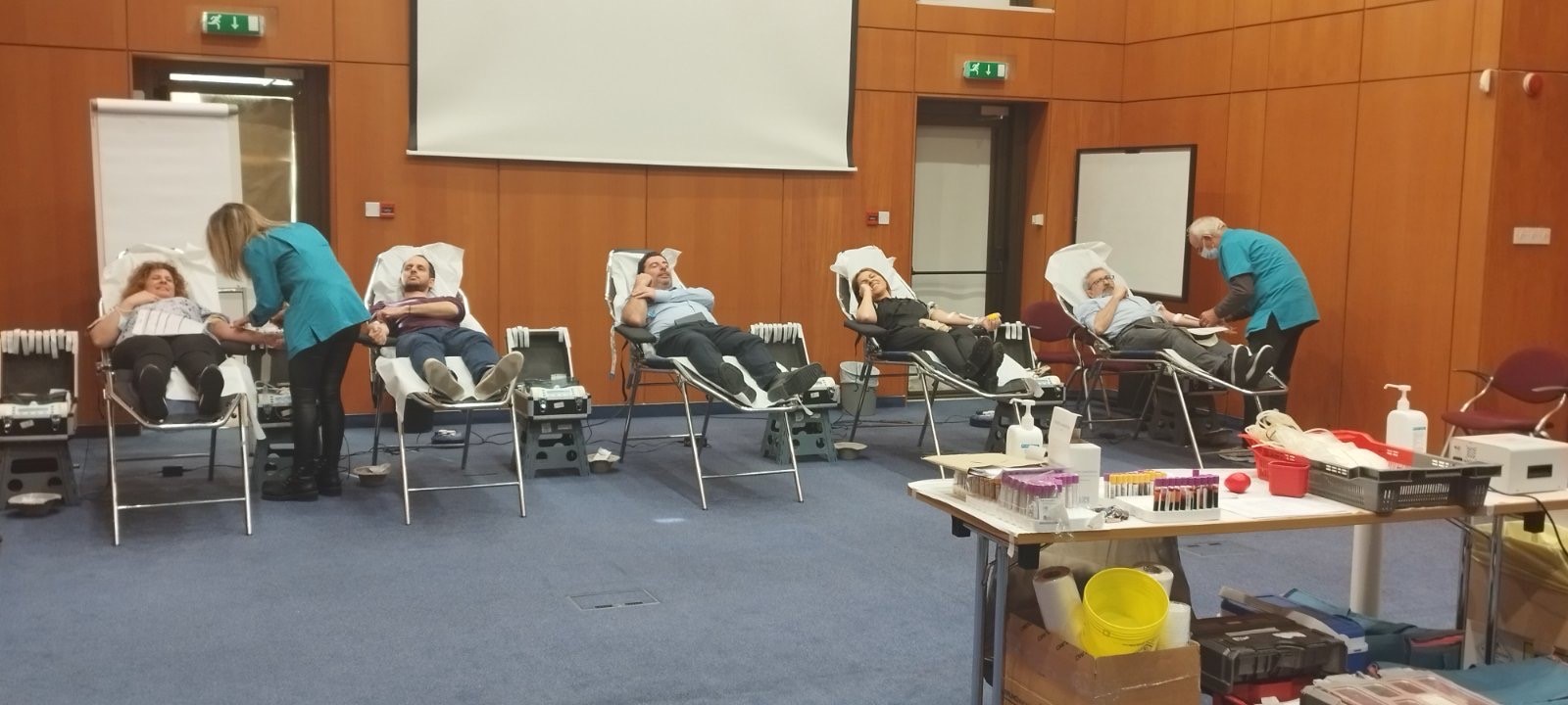Άτομα σε καρέκλες για αιμοδοσία